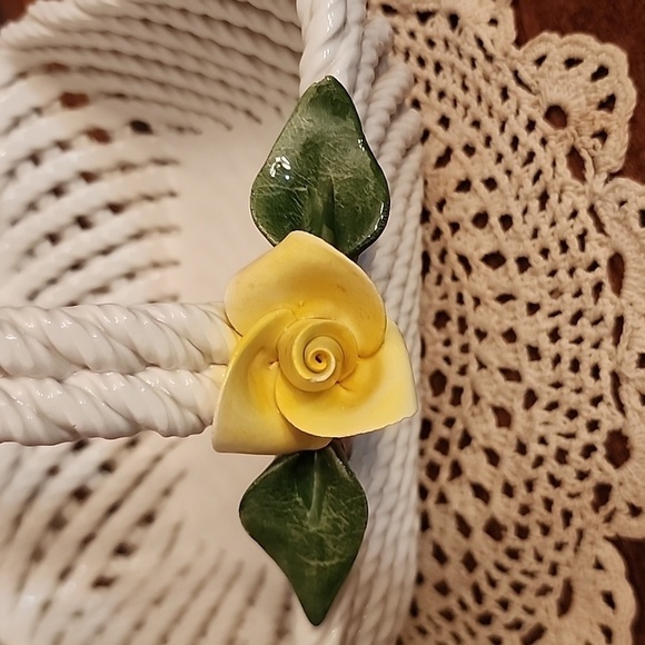 VINTAGE CAPODIMONTE BASKET WOVEN PORCELAIN w/ YELLOW FLOWERS Made in ITALY - Picture 3 of 13